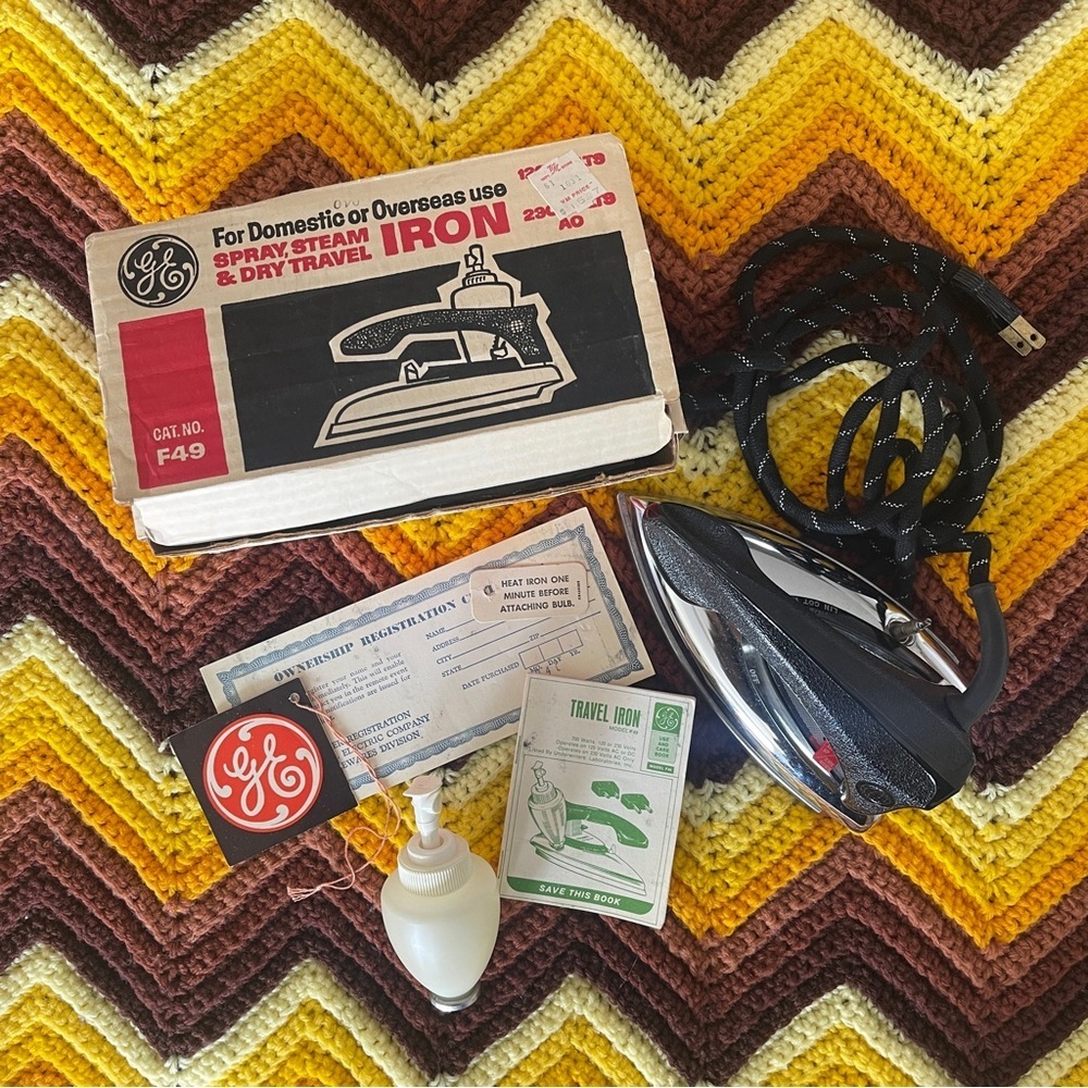 🍄SOLD🍄 Vintage Mid Century Modern General Electric travel iron new in box - Picture 1 of 6